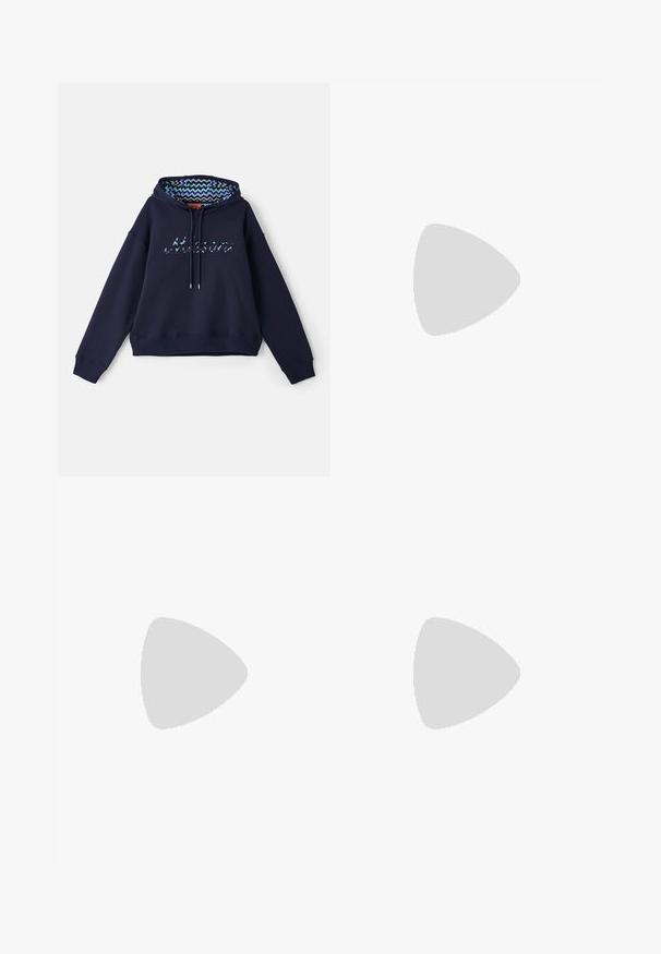 Ναυτικό μπλε φούτερ με κουκούλα, με ιριδίζον λογότυπο "Missoni", επενδυμένο εσωτερικό της κουκούλας με μοτίβα σε ζιγκ-ζαγκ, και χαλαρή γραμμή.; Λευκό βαμβακερό αμάνικο μπλουζάκι με στρογγυλή λαιμόκοψη, με ομαλή υφή και εφαρμοστή γραμμή, σχεδιασμένο για καθημερινή χρήση.; Λευκά τζιν σορτς με ίσια γραμμή, πέντε τσέπες και αντίθετη καραμελέ ραφή. Περιλαμβάνουν κουμπί μπροστά και φερμουάρ.; Μαύρες δερμάτινες loafers με στρογγυλή μύτη, διακοσμημένες με χρυσά αξεσουάρ και λεπτομέρειες ραφής, τοποθετημένες σε χαμηλή, υφασμάτινη ελαστική σόλα.