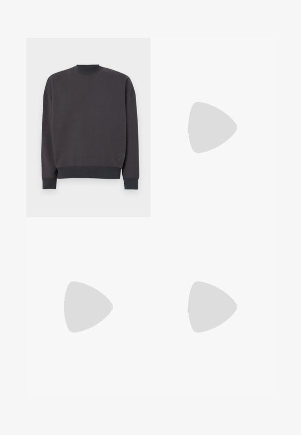 Felpa grigio scuro con colletto alto, spalle scese e polsini a coste. Presenta un piccolo design ricamato sul lato sinistro inferiore.; Camicia bianca in cotone a maniche lunghe con scollatura rotonda, spacchi laterali in fondo e una texture liscia, mostrata da dietro.; Jeans in denim blu chiaro con design a gamba dritta, cinque tasche, chiusura con bottone, leggero sbiadimento e dettagli di cucitura a contrasto.; I mocassini in pelle nera presentano una cucitura sollevata, due fasce decorative sulla parte superiore e una suola spessa e texture per una maggiore aderenza.