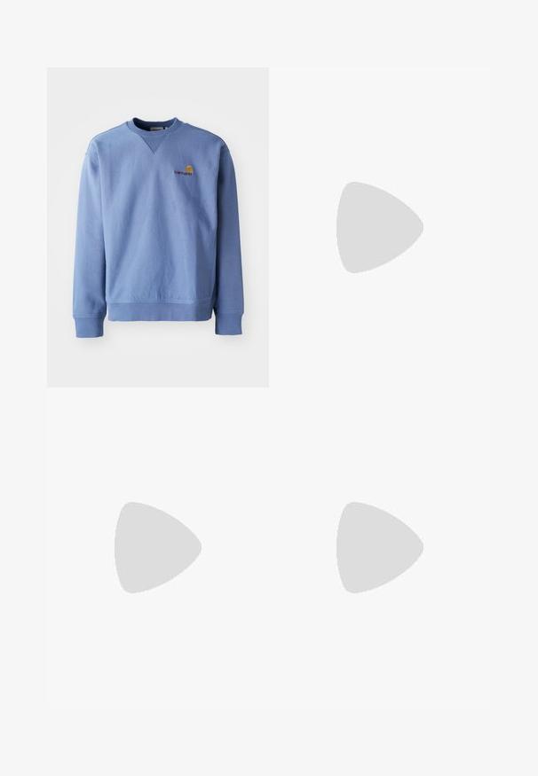 Felpa blu con scollatura rotonda, polsini e orlo a coste, e un piccolo logo ricamato sul petto. Realizzata in un tessuto morbido e testurizzato.; T-shirt bianco in cotone con maniche corte, con colletto girocollo, caratterizzato da un piccolo logo dorato sulla parte sinistra del petto. Tessuto morbido e vestibilità regolare.; Jeans in denim blu scuro con un design a gamba dritta, dotati di chiusura con bottone, stile a cinque tasche e dettagli di cucitura sottili.; Stivale da trekking in suede marrone con suola in gomma nera, design con lacci e colletto imbottito. Logo Timberland sul lato.