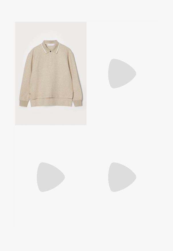Beige polo-sweater med krave og knaplukning. Blød tekstur, sideslids og kontrasterende hvid kant rundt om kraven.; Valkoinen ribattu hihaton paita, jossa on pitsireunus kaula-aukossa ja hihoissa. Ominaisuutena pehmeä rakenne ja tiukka malli. Brändilogo näkyvissä sisäpuolella.; Beige housut, joissa on suora lahjemalli, valmistettu kevyestä kankaasta. Ominaisuuksina etupleatit ja klassinen vyötärönauha.; Valkoiset verkkokengät hopea-yksityiskohdilla ja teksturoidulla pohjalla, aseteltuna punaiselle pinnalle, yhdistettynä ruudullisiin housuihin.