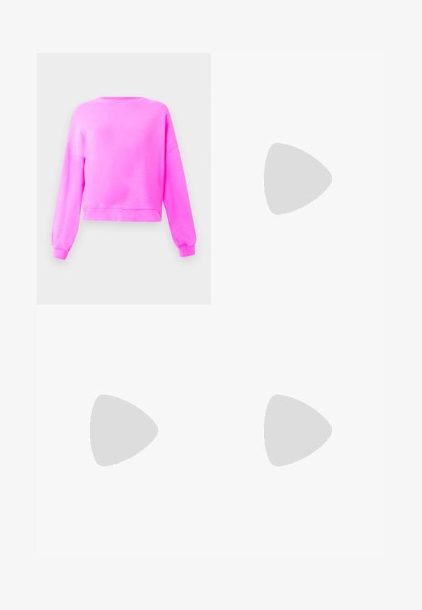 Růžový dlouhý rukáv crewneck svetr s elastickými manžetami a lemem, vystavený na světlém jednobarevném pozadí.; Dvě žebrované tílka: jedno světle modré a jedno bílé. Každé má kulatý výstřih a přiléhavý střih, který zdůrazňuje texturu látky.; Svetle modré džíny s rovnýma nohavicema, designem se pěti kapsami, zapínáním na jeden knoflík a jemnými detaily šití na švech.; Plátěné tenisky v námořnické modři s bílými očky a tkaničkami, s bílým gumovým špičkou a černým pruhem podél podešve.