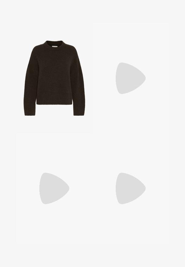 Brązowy sweter dzianinowy z okrągłym dekoltem i długimi rękawami, z prążkowaną teksturą na dole i mankietach. Miękki i przytulny materiał.; Czarne dżinsy o wysokim stanie i szerokich nogawkach, z zapięciem na guzik, pięcioma kieszeniami oraz małym haftowanym logo z przodu. Tkanina o fakturze.; Czarne skórzane trampki z białymi paskami, gumowym czubkiem, czarnymi sznurówkami i kremową podeszwą. Gładka faktura z połyskującym wykończeniem.; Even&Odd - Torebka