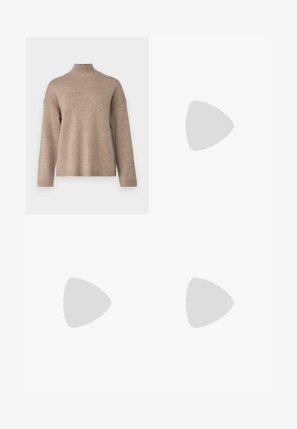 Selected Femme SLFCILLE  - Maglione - irish cream/melange; Pantaloni larghi neri in pelle sintetica, con vita alta e due bottoni frontali, caratterizzati da una superficie liscia e lucida.; Stivale lungo in pelle nera con suola piatta robusta e tacco a blocco, dotato di linguetta e battistrada testurizzato sulla suola.; Borsa a tracolla nera in pelle con una forma curva, manico rimovibile e accessori dorati. La borsa presenta una patta con un dettaglio a fibbia.