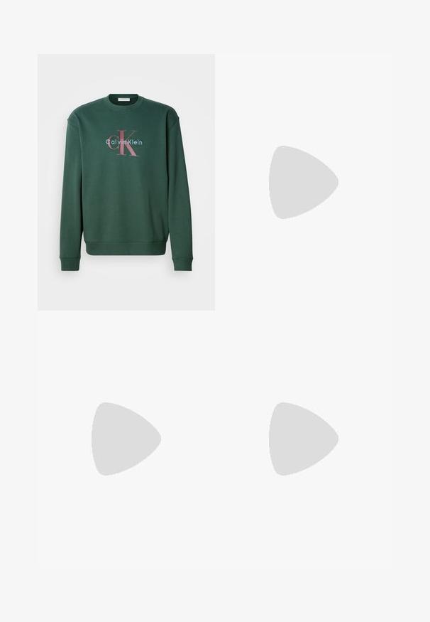 Sweatshirt verde com decote redondo, mangas longas e estampa gráfica com "Calvin Klein" e o destacado logótipo "CK" em cores contrastantes.; Jeans de denim azul-escuro com um design de perna reta, apresentando um fecho de botão, cinco bolsos e detalhes de costura em contraste.; Sapatilha branca com parte superior em malha e sintético, bico arredondado, atacadores planos e uma faixa lateral texturizada. Sola em borracha com uma alça na parte de trás.; Bracelete de corrente prateada com elos ovais e retangulares de textura suave. Logótipo gravado da Calvin Klein em um elo plano.