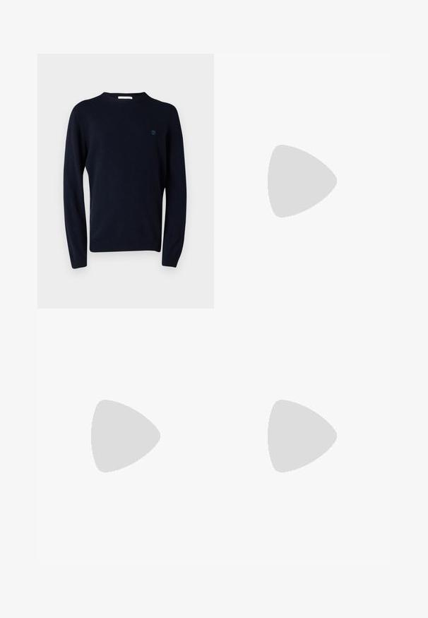 Marineblauer Strickpullover mit langen Ärmeln, Rundhalsausschnitt und kleinem Logo auf der Brust. Glatte Textur und figurbetontes Design.; Schwarze Jogginghose aus weichem Stoff, mit einem elastischen Bund und Kordelzug, gerippten Knöcheln und einem kleinen Logo-Detail an der Seite.; Weiße Nike Air Max 90 Sneaker mit einem Obermaterial aus Mesh und Leder, durchlässigem Zehenbereich und einer sichtbaren Air-Einheit in der Ferse.; Schwarze Sonnenbrille mit matter Oberfläche, rechteckigen Gläsern, leichtem Bogen an den Schläfen, dezentem Logo-Detail und rauchgetönten Gläsern.