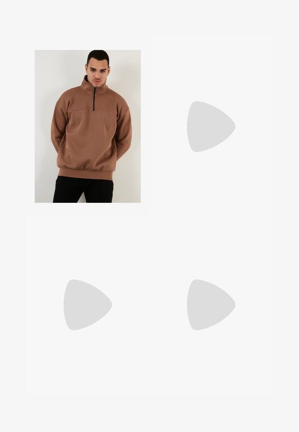 Sudadera marrón con cremallera y cuello alto, hecha de material suave, con un corte holgado y puños y dobladillo acanalados.; Camiseta de algodón verde oliva con un cuello redondo clásico y mangas cortas. Diseño simple sin patrones, que presenta una pequeña etiqueta de logo en el lateral.; Pantalones de pana en un cálido color marrón, con cinturilla elástica y cordones, corte relajado y textura de canalé vertical.; Zapatillas de gamuza marrón con un diseño de caña baja, suela de goma blanca y punta redonda. Presentan cordones a juego y un logotipo mínimo en el talón.