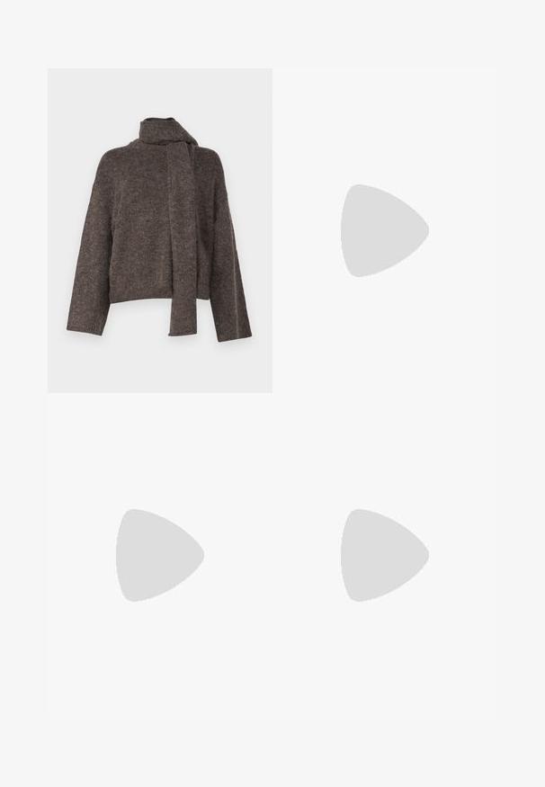 Gina Tricot SCARF  - Pulover - brown melange; Svetlo modri široki kavbojki iz denima, z visokim pasom, petimi žepi in subtilnim postopnim zbledanjem proti robu.; Rjave usnjene kavbojske čevlje z ostrim nosom in blok peto, ki vsebujejo podrobno šivanje in dvignjene dodatke na zgornjem delu.; Črna usnjena torbica na preklop z zlato kovinsko zaponko. Vključuje črn trak in eleganten, minimalističen dizajn.; Srebrni uhani v obliki obročka s spiralnim dizajnom, ki imajo sijajno površino in zapiralo na zadnji strani. Mere znašajo približno 3 cm v premeru.