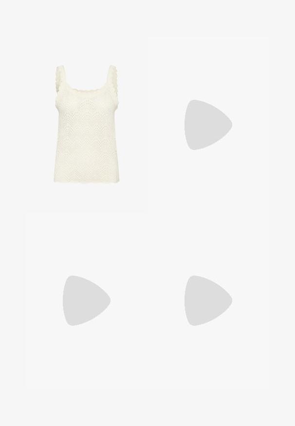 Top fără mâneci alb tricotat, cu decolteu pătrat, curele cu margini ondulate și model texturat în zigzag. Design ușor și respirabil, cu un croi casual.; Pantaloni bej cu picioare largi, din bumbac moale, având o curea și buzunare laterale. Materialul are o textură netedă cu mansete pliate.; Pantofii cu toc slingback, cu vârful ascuțit, dintr-un material tan neted și strălucitor. Prezintă un design cu decupaj curbat și un toc subțire stil stiletto. Detaliu cu cataramă argintie.; Ochelari de soare negri, supradimensionați, cu un finisaj lucios, formă rectangulară, lentile de culoare brună și detalii în aur pe temple.