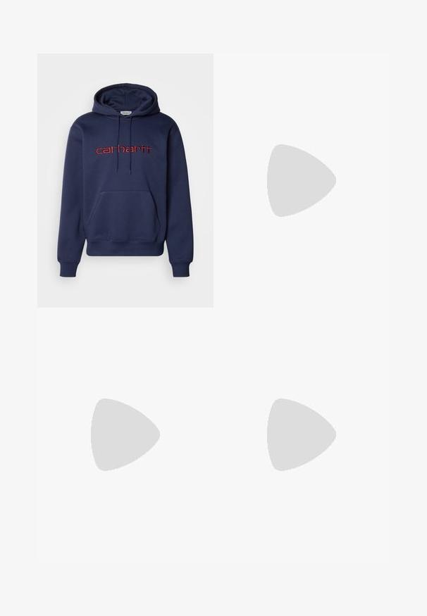 Námornícka modrá bavlnená mikina s kapucňou, prednou vreckom, sťahovacou kapucňou a červenou vyšívanou značkou "carhartt" na hrudi.; Biela bavlnená tričko s krátkymi rukávmi, okrúhlym výstrihom a hladkou textúrou. Jednoduchý dizajn bez vzorov alebo grafiky.; Čierne džínsy z denimu so strihom rovného nohavice, so zipsom, piatimi vreckami a kontrastným šitím pozdĺž švov.; Čierna kožená šnurovacia topánka s okrúhlou špičkou, štruktúrovanou gumovou podrážkou a žltým prešitím okolo základne. Plný dizajn a hladký povrch.