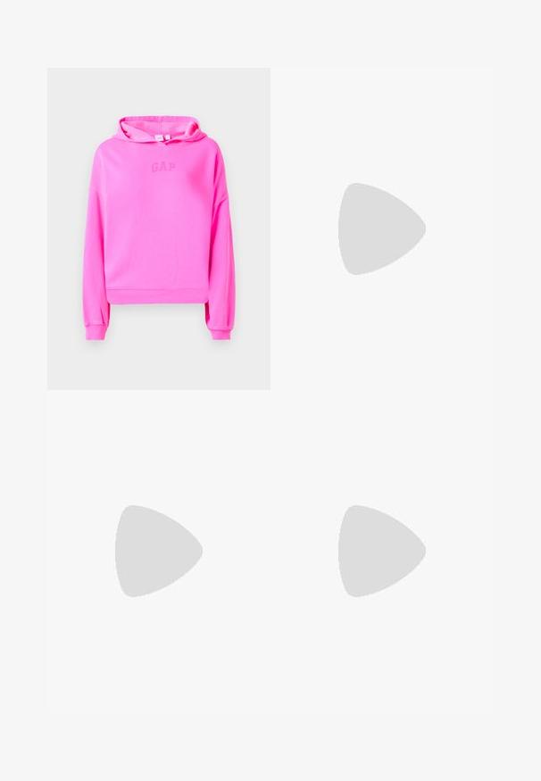 Corta a quente cor-de-rosa feita de tecido suave, com capuz ajustável e um logótipo GAP discreto no centro. Punhos e bainha canelados.; Calças pretas, leves, com um cinto elástico e punhos franzidos. O tecido é suave e apresenta um design relaxado e afunilado.; Tênis brancos de plataforma com um cabedal suave semelhante a couro, formato arredondado, colarinho acolchoado e sola de borracha texturizada com ranhuras bem definidas.; Uma bolsa bege feita de material macio, com um design descontraído, detalhes de costura e duas alças para o ombro. Adequada para uso diário.
