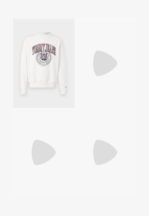 Biała bluza z kapturem z napisem "TOMMY JEANS" w czerwonym i różowym kolorze, okrągłą grafiką z tygrysem oraz akcentami w postaci laurowych gałązek. Żebrowany dół i mankiety.; Czarne spodnie o prostym kroju, wykonane z gładkiego materiału. Posiadają szlufki na pasek oraz fałdę z przodu.; Białe skórzane trampki o gładkim wykończeniu, zaokrąglonym nosku, płaskich sznurówkach i teksturowanej podeszwie. Szary zamszowy akcent na pięcie.; Przezroczyste plastikowe okulary przeciwsłoneczne z prostokątnymi brązowymi soczewkami, z cienkimi, przezroczystymi ramionami i metalowymi akcentami na skroniach.