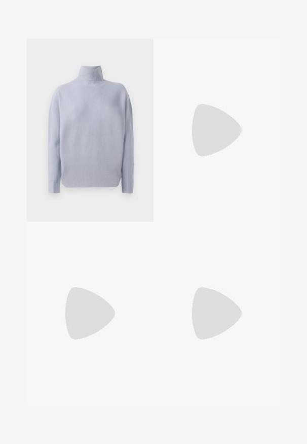 Maglione a collo alto a maniche lunghe di colore azzurro chiaro, con una morbida texture a maglia e una vestibilità comoda, esposto su uno sfondo bianco.; Pantaloni neri su misura con un design a gamba dritta, caratterizzati da una texture liscia e pieghe ben definite sul davanti. Senza hardware visibile.; Tacchi slingback in pelle nera con punta affusolata, caratterizzati da un tacco alto e un accento dorato sulla cinghia regolabile. Texture liscia.; Borsa a mano in pelle nera con un design strutturato, caratterizzata da una forma corta, manico superiore e accessori in metallo dorato. Inclusa tracolla regolabile.