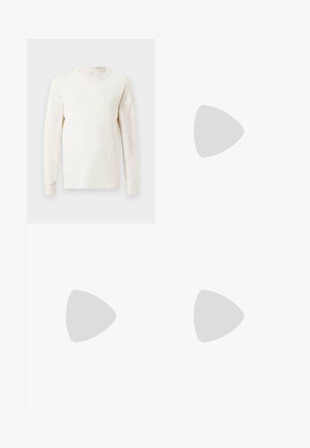 Dolga majica z dolgimi rokavi, rebrasta, v off-white barvi z okroglim izrezom. Ima subtilen logo "GAP" na prsih. Mehak material in oprijet kroj.; Bordo majica s kratkimi rokavi, izdelana iz gladkega bombažnega materiala, ima klasičen okrogli izrez in sproščen kroj brez vidnih vzorcev ali dodatkov.; Črne jeans hlače s ravnim krojem, z zadrgo, sprednjimi žepi in klasičnim pet-žepnim oblikovanjem. Mehak in trpežen material.; Bežna bombažna hlače z igrivimi vezeninami, ki vključujejo roza lik in barvni blok, v kombinaciji s črnimi čipkastimi športnimi copati.