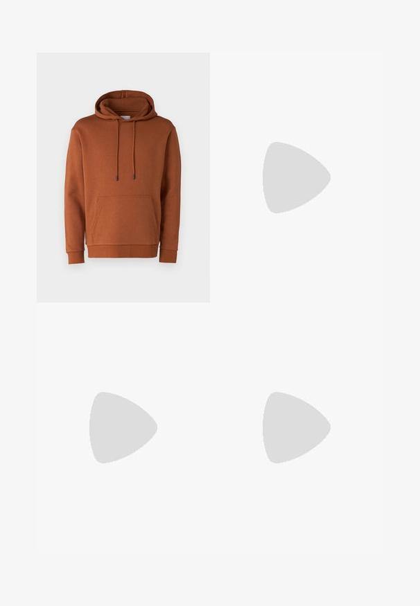 Jack & Jones JJEBRADLEY HOOD - Mikina - mocha bisque; Maskáľové cargo šortky s cargo vreckami, vyrobené z tkaniny v zelených a hnedých odtieňoch. V kombinácii s čiernymi teniskami s bielymi šnúrkami.; Hnedé kožené ankle boot s kovovými očkami, bielym kožúškom vo vnútri, čiernym vypolstrovaným golierom, robustnou podrážkou a vyrazeným logom na boku.; Čierna kordurová crossbody taška s nastaviteľným popruhom, obsahujúca predné vrecká a mäkkú textúru. Kompaktný dizajn s minimálnym zdobením.
