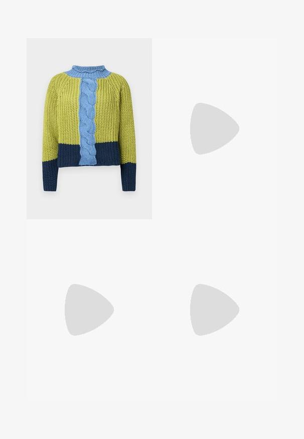 Strikket genser med grønn kropp og marineblå og blå striper, ribbet halslinning og et sentralt flettet kabelmønster i lys blå.; Vidde bukser i off-white denim. Høyt liv-design med knappelukking, to frontlommer og kontrastsøm detaljer.; Svarte skinn slingback-sko med spiss tå, liten hæl og dekorativ spenne-detalj på overdelen. Glatt tekstur, minimalistisk design.; Hvit lærveske med teksturert overflate, utstyrt med gullkjede for å bære over skulderen og svarte detaljer. Inkluderer en frontlomme og glidelås.