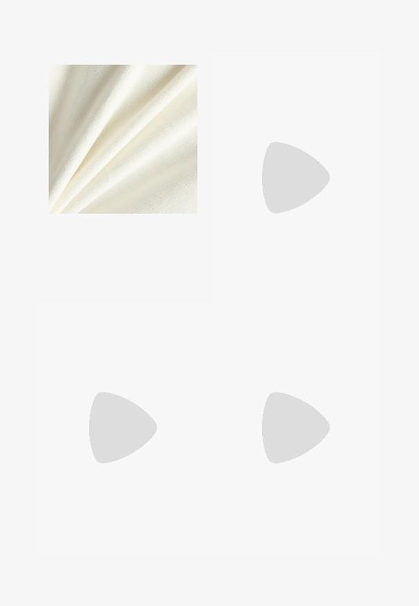 Bijela flis tkanina s mekim, pahuljastim teksturom, koja pokazuje glatke i blago uzdignute vlakna, raspoređena u nježnim naborima.; Široke crne hlače od meke tkanine, sa visokim strukom i dva džepa sa patentnim zatvaračima, uz to imaju suptilne šavove duž bočnih strana.; Crne sportske cipele s teksturiranim gornjim dijelom, s istaknutim logotipom "N", mekanim potplatima i modernim, elegantnim siluetom.; Crna torba od tkanine s pufastom teksturom, s dva kratka ručka i bočnom džepom koji se zatvara uzici. Jednostavan, angulardan dizajn.