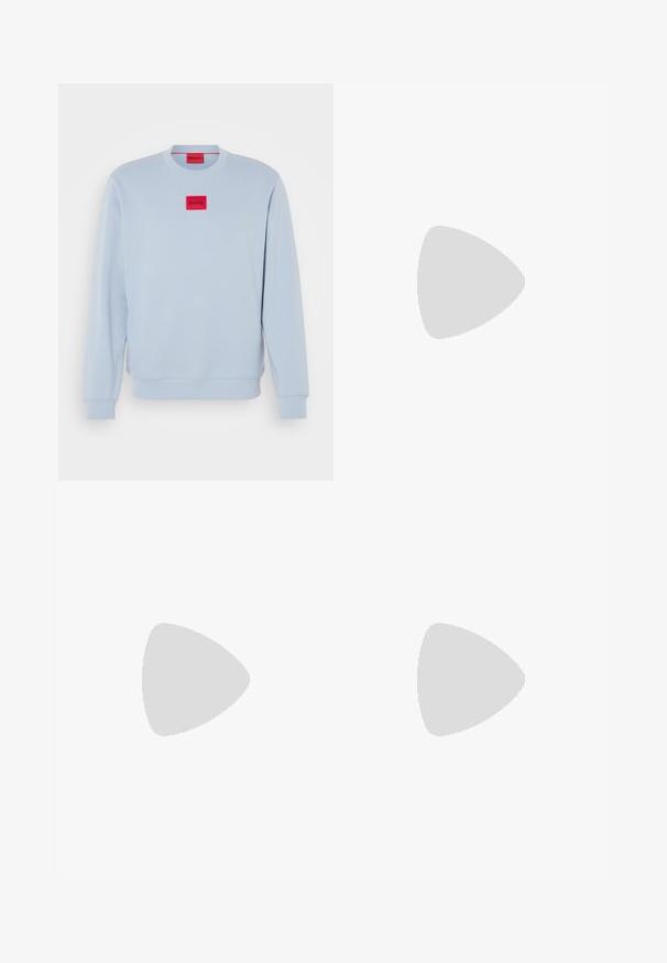Vaaleansininen pitkähihainen huppari, jossa on pyöreä kaula-aukko ja punainen neliön muotoinen logopatchi. Valmistettu pehmeästä kankaasta; sisältää ribbikudokset hihansuissa ja helmassa.; Valkoinen lyhythihainen t-paita, jossa on siniset ja vihreät liekkityyliset "HUGO"-tekstit rinnassa, pyöreä kaula-aukko ja sininen sisämerkki.; Mustat cargo-housut puuvillasta, joissa on rento istuvuus, sivutaskut, nappikiinnitys ja suorat lahkeet. Yksinkertainen muotoilu ilman kuvioita.; Musta nilkkuri, jossa on sileä pinta, elastiset sivupaneelit ja erottuva punainen vetonauha, paksu kumipohja ja pyöristetty varvas.