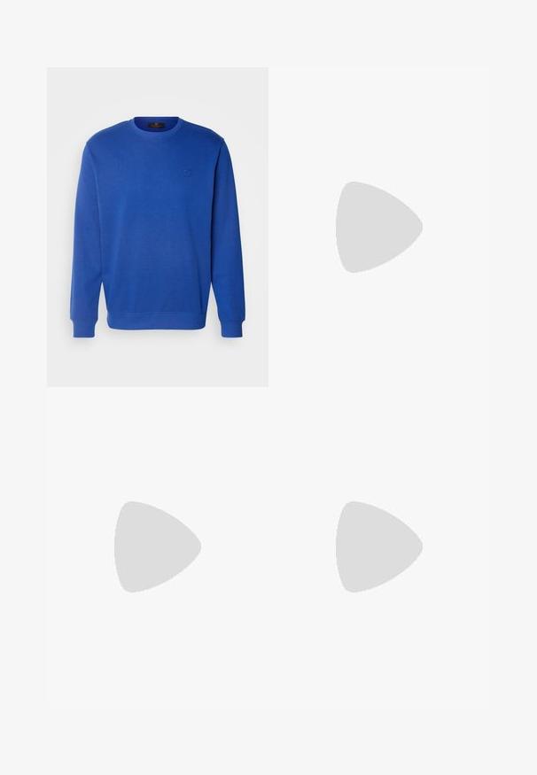 Sudadera azul con cuello redondo, mangas largas y puños de canalé. Presenta un sutil logotipo bordado en el pecho. Material de mezcla de algodón.; Camiseta negra de manga corta hecha de algodón con cuello alto, que presenta una textura suave y un logo sutil en el centro.; Pantalones de algodón azul claro con corte recto, cierre frontal con botón y bolsillos laterales. Textura suave y detalles de costura mínimos.; Zapatillas negras de cuero con una textura suave, suela de goma beige, diseño de cordones y un acento en el talón de color contrastante.