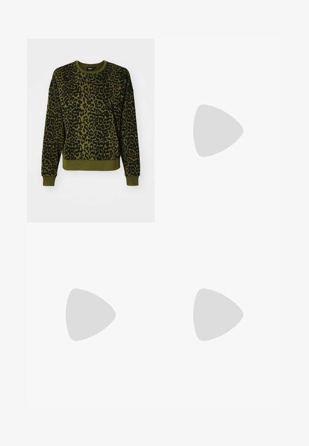 Džemper s uzorkom leopard print u zelenoj i crnoj boji, sa okruglim izrezom, dugim rukavima te rebrastim manžetama i donjim dijelom. Izrađen od mekog materijala.; Crne, lagane hlače s elastičnom stražnjom pasicom i naboranim gležnjevima. Tkanina je glatka i ima opušteni, suženi dizajn.; Crne kožne cipele s špicastim vrhom, remenom oko gležnja i debelim potplatom. Ravna tekstura, elegantan dizajn i minimalistička estetika.; Crna kožna hobo torba s glatkom teksturom, zakrivljenim oblikom i jednom podesivom trakicom; ima širok otvor na vrhu.