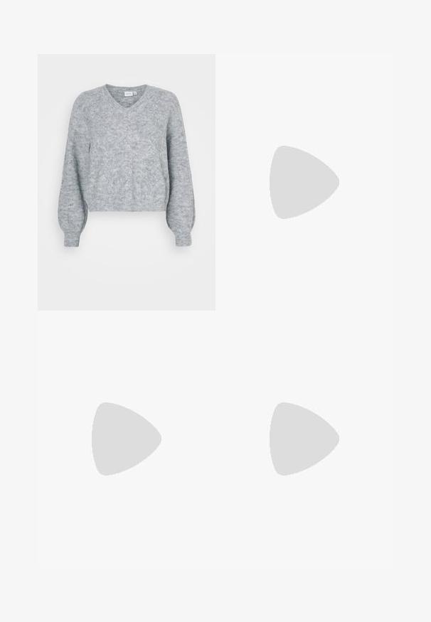 Pull cropped gris avec un col en V, des manches tombantes, un tissu texturé et un ourlet côtelé. Matière en maille douce avec des détails de motifs subtils.; Jean noir à jambe large en denim, ornés de petits motifs à pois, avec un design classique à cinq poches et une fermeture à bouton et zip.; Sandales à talons vernies noires avec un bout carré, des sangles autour de la cheville et des boucles en argent. Dotées d'un talon bloc épais pour plus de stabilité.; Sac à main en cuir noir avec une forme courbée, bandoulière amovible et des accessoires en or. Le sac est doté d'un rabat avec un détail de boucle.