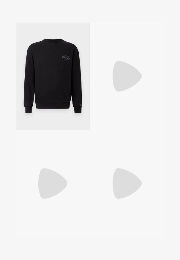 Schwarzer, langärmeliger Pullover mit gerippter Textur. Verfügt über einen Rundhalsausschnitt und ein gesticktes "New Era"-Logo auf der linken Brust.; Weißes Baumwoll-T-Shirt mit kurzen Ärmeln, Rundhals und einem kleinen schwarzen "NB"-Logo auf der oberen linken Brust. Glatte Textur, entspannter Schnitt.; Schwarze Sweatpants aus weichem Material mit elastischem Bund, Kordelzug und schmal zulaufenden Bündchen, die auf der Seite ein dezentes Logo zeigen.; Schwarzer Laufschuh mit einer Mischung aus Mesh- und sinthetischen Materialien, dicke Sohle, geschwungenes Design und auffälliger Markenkennzeichnung an der Seite.