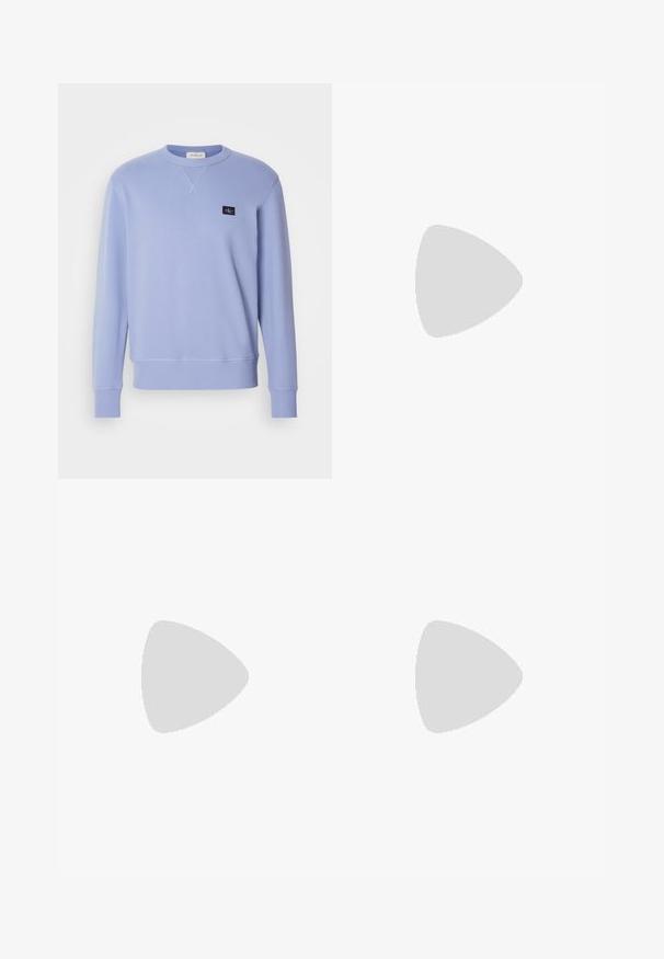 Sudadera de color azul claro hecha de un tejido suave. Presenta un cuello redondo y puños acanalados. Un pequeño parche de logo negro está colocado en el pecho.; Camiseta de algodón blanca con cuello redondo, mangas cortas y un sutil logo en relieve en el pecho. La etiqueta interior tiene un acento naranja.; Pantalones de algodón beige con un diseño de pierna recta, que cuentan con bolsillos frontales y un cierre de botón clásico. Textura suave con un ligero desvanecimiento.; Zapatilla de cuero blanca con acentos de ante beige, con puntera redonda, cierre de cordones en la parte delantera y suela de goma marrón, que muestra el nombre de la marca "BOSS."