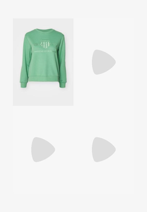 GANT TONAL SHIELD C NECK - Sweater - seacrest green; Witte katoen t-shirt met een ronde hals, korte mouwen, een rechte snit en een gladde textuur. Geen patronen of versieringen.; Blauwe denim jeans met rechte pijpen en hoge taille, vijf zakken en een knoopsluiting. Merkbare stiksels en koperen klinknagels.; Witte sneakers met suède accenten, gestructureerde veters en een rubberen zool. Gecombineerd met losse beige broek. Logo zichtbaar aan de zijkant.