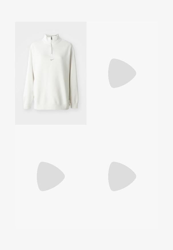 Bela Nike jopica s visokim ovratnikom, z zgibom na četrtini zadrge spredaj in majhnim logotipom na sredini. Mehka tkanina, sproščen kroj.; Temno modri trenirka hlače iz mehkega blaga, z elastičnim pasom in vrvico, elastičnimi manšeti ter majhnim belim logotipom.; Nike Air Max teniske imajo bež in črno zasnovo, z gladkim zgornjim delom, vidno zračno blazino in ravnimi gumijastimi podplati.; Bežna torbica iz mehkega materiala, z ohlapno zasnovo, šivi in dvema naramnicama. Primerna za vsakodnevno uporabo.