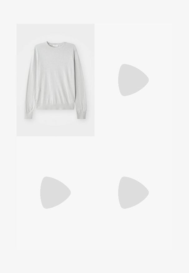 Jasnoszary dziany sweter z długimi rękawami, okrągłym dekoltem oraz prążkowanymi mankietami i dołem. Wykonany z miękkiego, gładkiego materiału.; Jeansowe szorty w ciemnoniebieskim kolorze, z pięcioma kieszeniami, prostym krojem i widocznymi przeszyciami. Gładka faktura i średni stan.; Białe buty sportowe z czarnymi paskami, charakteryzujące się zamszowym wyglądem, zaokrąglonym noskiem i rzepem. Gumowa podeszwa zapewniająca przyczepność.; Czarne prostokątne okulary z przezroczystymi soczewkami i subtelnym fioletowym odcieniem, z eleganckimi zausznikami i minimalistycznym designem.