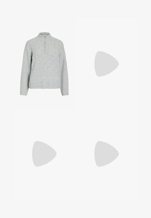 Siv pulover z zadrgo na vratu, izdelan iz pletenine, ki se ponaša z teksturiranim kabelskim vzorcem, rebrastimi rokavi in visokim ovratnikom.; Črne hlače ravnega kroja z naglavnimi žepi in stranskimi razporki na robu. Narejene iz mehke, gladke tkanine. Primerne za različne priložnosti.; Črne lakirane sandale s peto, kvadratnim prstom, trakovi okrog gležnja in srebrnimi zaponkami. Opremljene so s stabilno Debelo peto.; Črna usnjena torba s svilnato teksturo, pravokotne oblike in dvema dolgima ročajema. Brez vidnih metalnih delov ali okrasnih elementov.