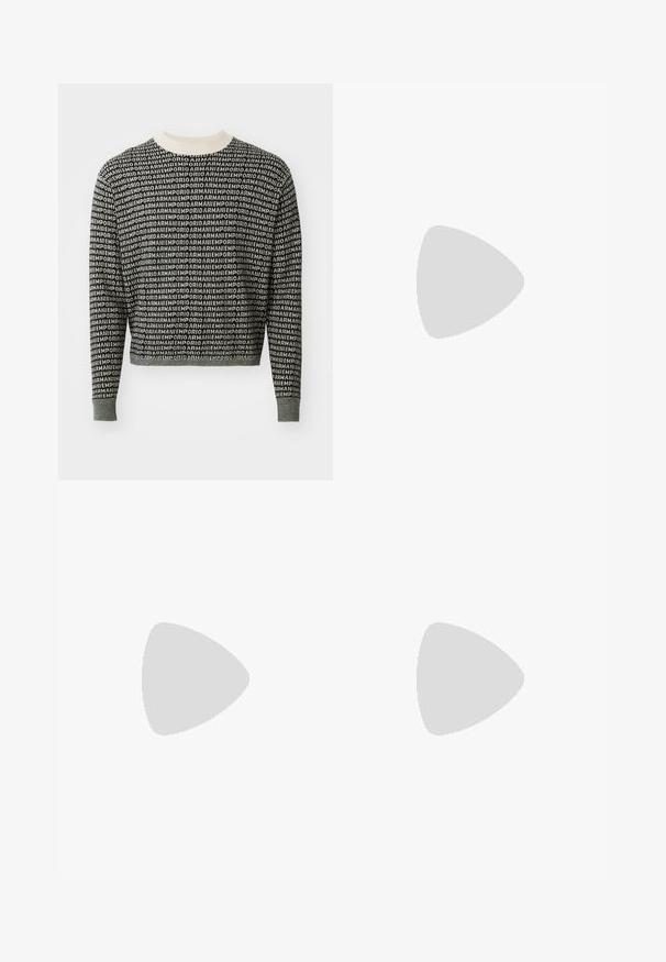 Fekete-fehér, rövidített pulóver, amely ismétlődő logó mintával, bordás nyakkal és mandzsettával, puha kötött textúrával rendelkezik.; Fekete farmernadrág egyenes szabással. Fakadó területek, kisebb kopások, klasszikus öt zsebes kialakítás és gombos zárás jellemzi.; Fehér bőr sportcipő, kerek orral, lapos fűzőkkel és krém színű gumitalppal. Diszkrét arany logóval és sima felülettel rendelkezik.; Fekete kerek napszemüveg sötét lencsékkel és karcsú fém szárakkal. Átlátszó szárvégeket és ezüst részleteket tartalmaz az ívnél. Minimalista dizájn.