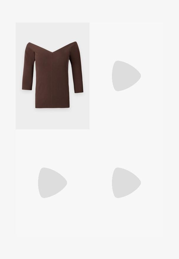 Top marron côtelé à épaules dénudées avec un décolleté en V, doté de manches trois-quarts et d'une silhouette ajustée. Texture lisse tout au long.; Pantalons noirs sur mesure avec une coupe droite et large, doté d'une texture lisse et d'une taille plate avec passants de ceinture.; Stuart Weitzman NUDIST II - Sandales à talons hauts - black; Sœur SAUDADE MINI - Sac à main - noir/cognac