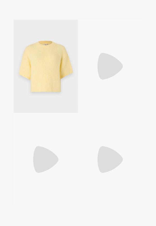 Pletena žuta majica kratkih rukava, opuštenog kroja, okruglog izreza, meke teksture, s rebrastim rubovima i ležernim siluetom.; Crne hlače ravnog kroja, s prednjim džepovima i bočnim prorezima na rubu. Izrađene od mekog i glatkog materijala. Pogodne za razne prigode.; Crne lakirane sandale na visoku petu s dva remena s kopčama, kvadratnim vrhom i masivnom blok petom, s glatkom, sjajnom teksturom.; Crna kožna torba s lukovitim oblikom, odvojivim remenom i zlatnim detaljima. Torba ima preklop s kopčom.