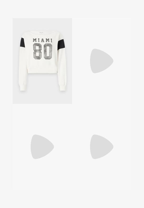 Λευκό κοντομάνικο φούτερ με μαύρες λεπτομέρειες στους ώμους. Διαθέτει την ένδειξη "MIAMI 80" τυπωμένη σε φθαρμένο στυλ μπροστά. Μαλακό υλικό, μακριά μανίκια.; Sister Jane HEART TO HEART - Straight leg jeans - blue denim; Λευκό ψηλό �καμβαδάκι αθλητικό παπούτσι με μαύρη καουτσούκ σόλα, πρόσθιο καουτσούκ καλύμματος δακτύλου και έξι οπές για κορδόνια, με μια καθαρή και μίνιμαλ σχεδίαση.; Κόκκινη δερμάτινη τσάντα χειρός με γωνιακό, γεωμετρικό σχέδιο. Διαθέτει έναν ρυθμιζόμενο ιμάντα και κλείσιμο με καπάκι που έχει ραφές.