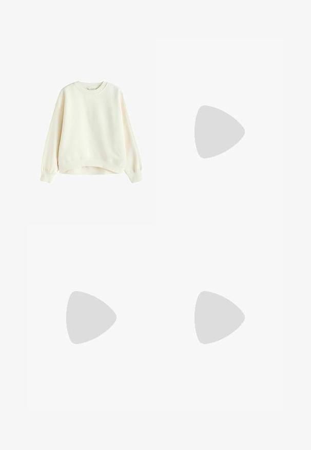 Next CONTEMPORARY beżowy; Czarne spodnie o szerokich nogawkach wykonane z miękkiego materiału. Posiadają wysoki stan i gładką fakturę z czystymi liniami, oferując luźne, swobodne dopasowanie.; Sneakers Nike w białej i jasnoszarej skórze, z perforowanym czubkiem, płaskimi sznurowadłami i gumową podeszwą, w zestawie z niebieskimi dżinsami.; Czarna torba typu tote o puszystej fakturze, z dwoma krótkimi uchwytami i boczną kieszenią zabezpieczoną sznurkiem. Prosta, kątowa konstrukcja.