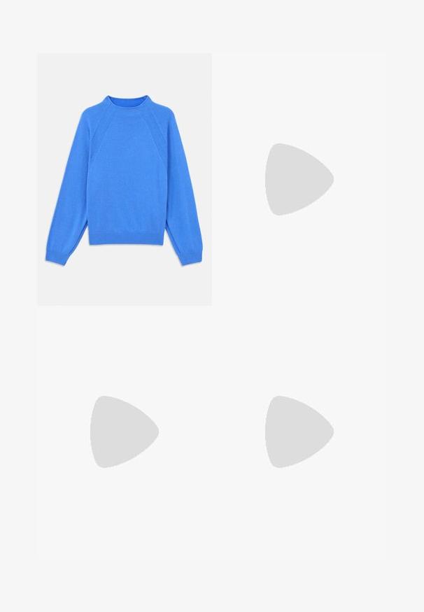 Blauer Strickpullover mit hohem Kragen, Raglanärmel und gerippten Bündchen. Glatte Textur und einheitliche Farbe, ohne sichtbare Muster oder Akzente.; Dunkelblaue Nadelstreifenhosen mit hoher Taille, weit geschnittenem Bein und ohne sichtbare Beschläge oder Verzierungen. Glatte Textur und taillierte Passform.; Schwarze Leder-Ankle Boots mit runder Zehenform, Blockabsatz, seitlichem Reißverschluss und gestickten Akzenten auf dem Blatt. Glatte Textur, klassisches Design.; Rote Leder-Clutch mit strukturiertem Finish, ausgestattet mit einem flachen Klappdeckel und einem kurzen Tragegriff. Diskretes Markenlogo auf der Vorderseite.