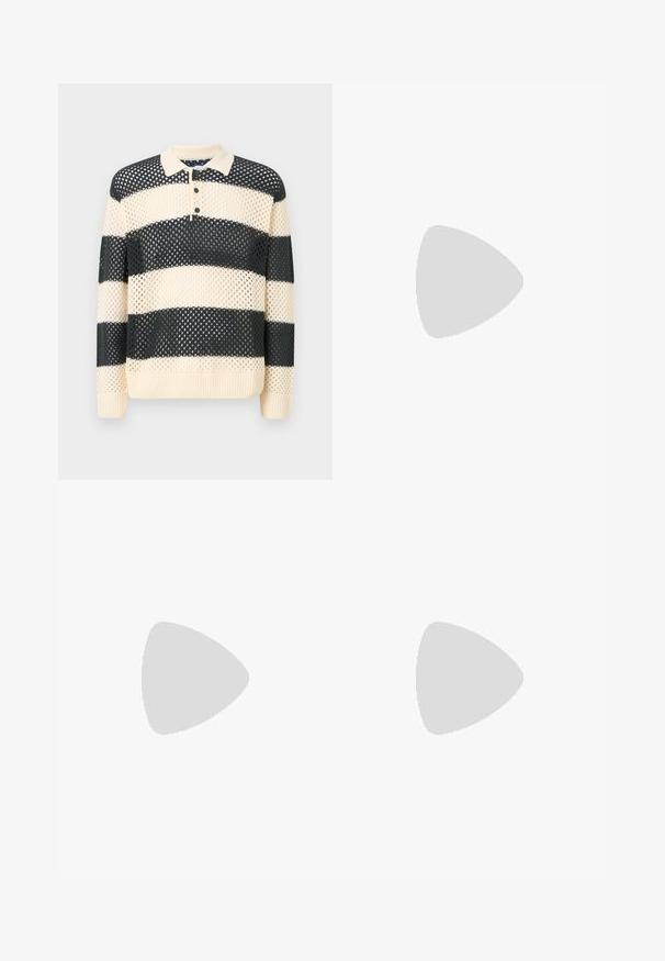 Pullover in maglia con ampie strisce alternate blu navy e crema, colletto a polo e patta con tre bottoni. Tessuto a rete testurizzato.; Jeans in denim blu a gamba dritta con un lavaggio sbiadito, dotati di cinque tasche, bottone in metallo e passanti per cintura. Tessuto strutturato di peso medio.; Sneaker bianco con accenti neri e grigi, dotata di una punta grigia testurizzata, suola in gomma nera e lacci bianchi piatti. Design pulito, stile minimalista.; Borsa a spalla in pelle nera con chiusura a zip, caratterizzata da un corpo testurizzato, cuciture bianche e una tracolla con occhielli in argento.