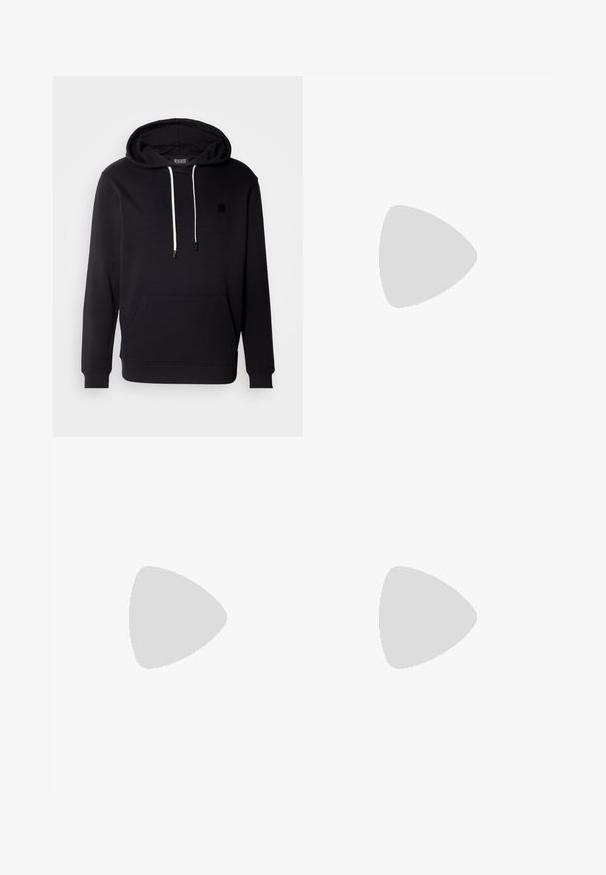 Černá mikina z měkkého materiálu s přední klokankovou kapsou, kapucí na šňůrky a malou černou nášivkou na hrudi.; Černé bavlněné tílka v balení po třech, s kulatým výstřihem a bez rukávů, hladkou texturou a klasickým střihem.; Černé džíny s rovně střiženými nohavicemi, designem pěti kapes a předním zapínáním na knoflík. Hladký povrch s minimem švových detailů.; Černá kožená bota s lesklým povrchem, kulatou špičkou, šněrováním, kontrastním prošíváním a silnou gumovou podrážkou s vzorováním.