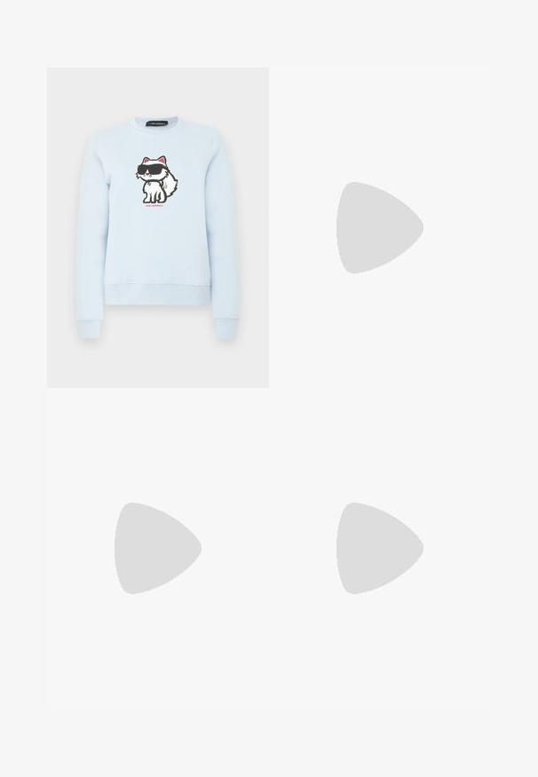 Ανοιχτό γαλάζιο φούτερ με μια καρτουνίστικη άσπρη γάτα που φορά μεγάλες μαύρες γυαλιά ηλίου, τοποθετημέν�η στο κέντρο του στήθους, με μικρό κόκκινο κείμενο από κάτω.; Τζιν με ψηλή μέση και φαρδιά πόδια, κατασκευασμένα από σκούρο μπλε τζιν, με κλείσιμο με κουμπί, πέντε τσέπες και ελαφριά φθορά στους μηρούς.; Μαύρα δερμάτινα loafers με στρογγυλή μύτη, χοντρή υφή σόλας και ελάχιστες ραφές. Κομψός σχεδιασμός χωρίς ορατά κορδόνια ή μεταλλικά στοιχεία.; Μαύρη δερμάτινη τσάντα ώμου με απαλή υφή, τριγωνικό σχήμα και ρυθμιζόμενο λουρί, συνδυασμένη με ένα ανοιχτό μπλε ριγέ πουκάμισο και λευκό παντελόνι.