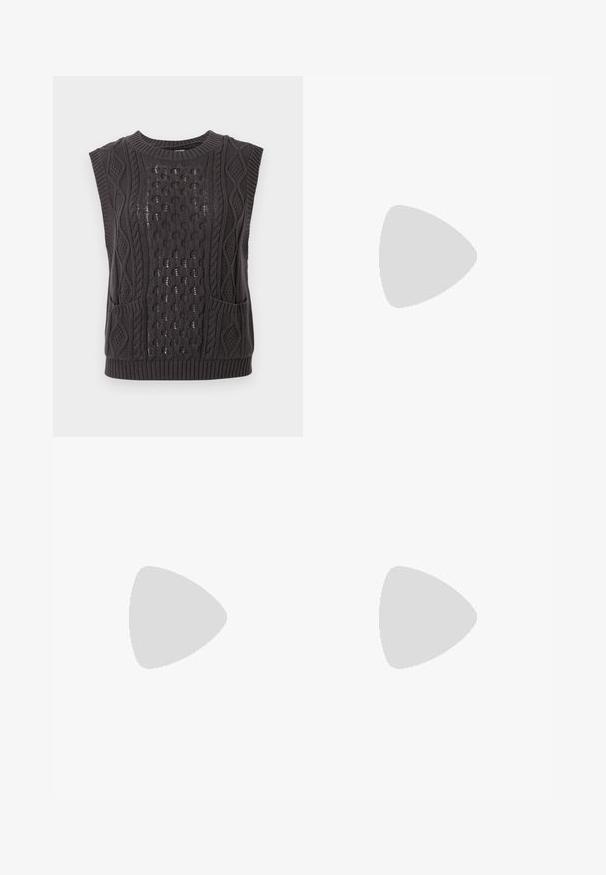 Mörkgrå stickad ärmlös tröja med intrikata kablar, texturerad tyg, rund hals och två framfickor.; Svarta vida byxor med veck, med en knappstängning och två sidofickor; slät textur med en skräddarsydd design.; Svarta ankelstövlar i slitstark läder, med sidodragkedja, kraftig strukturerad klack och rundad tådesign.; Svart lädertoffelväska med slät textur, rektangulär form och två långa handtag. Ingen synlig hårdvara eller dekorationer.