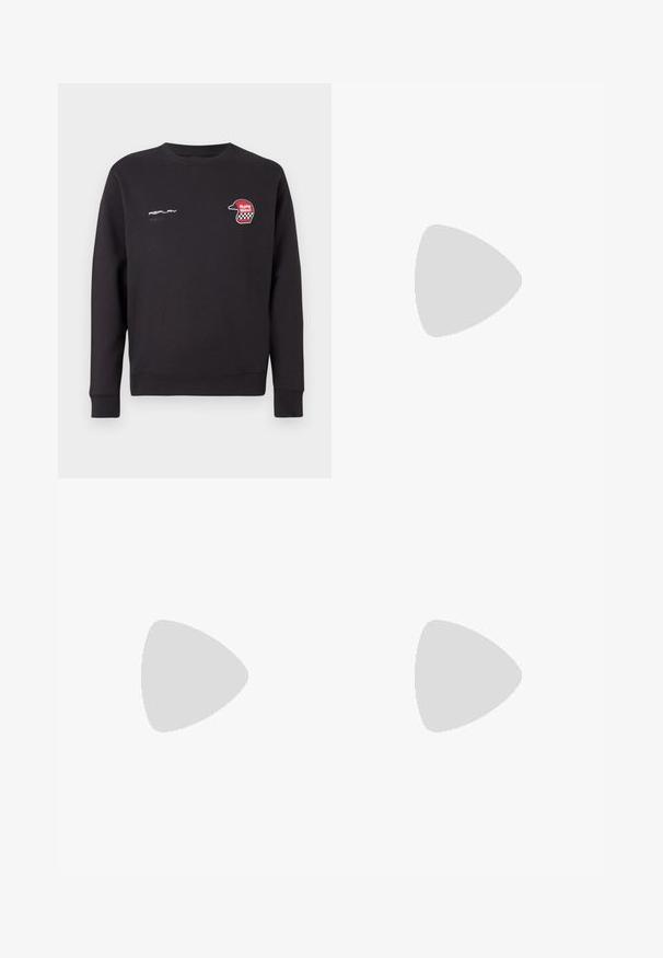 Schwarzer Sweatshirt, Mischgewebe, mit Rundhalsausschnitt, langen Ärmeln und einem roten Grafikdesign eines Helms mit Schachbrettmuster. Logo auf der Brust.; Weißes Kurzarm-T-Shirt mit schwarzen Akzenten. Verfügt über das Logo "REPLAY FC" und den Text "Highperformance" in einer sportlichen Schriftart. Hergestellt aus einem glatten Material.; Schwarze Denim-Jeans mit geradem Schnitt, fünf Taschen, Knopfverschluss und dezentem Verblassen des Stoffs.; Schwarze und weiße Sneaker aus Leder und Wildleder, mit abgerundeter Zehenpartie, strukturiertem Sohlenprofil, goldenen Logo und kontrastierender Fersenakzentuierung.