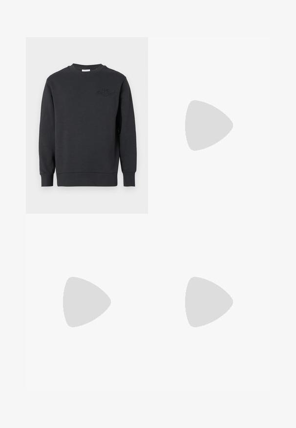 Černá mikina z bavlny s kulatým výstřihem, žebrovanými manžetami a lemem, s vyraženým logem na hrudi. Hladká textura.; Hnědé kostkované košile s dlouhými rukávy, s náprsní kapsou a bílými knoflíky na texturované látce.; Černé kalhoty s uvolněným střihem, s průhyby v přední části, bočními kapsami a zapínáním na knoflík. Vyrobené z texturované látky.; Černé kožené mokasíny s krémovým svrškem a černými akcentními pruhy, s nízkým podpatkem a detailním prošíváním podél okrajů.