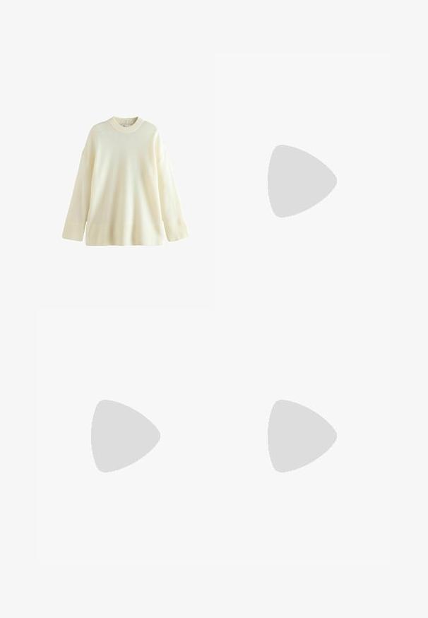 Kremasti oversized pulover napravljen od mekanog materijala. Ima rebrasti izrez i manžete, dok je telo glatko. Idealno za slojevito oblačenje.; Smeđe široke hlače s glatkom teksturom, s crnim remenom u struku i bočnim džepovima. Krojen dizajn i opušteni fit.; Smeđe sandale na visokoj potpetici s debelom potpeticom, s glatkim, sjajnim završetkom i višestrukim ukrštanjem trakica na gornjem dijelu.; Smeđa kožna torba s naboranim vrhom i lančićem za nošenje. Glatka tekstura s sjajnim završetkom i suptilnim šavnim detaljima sa strane.