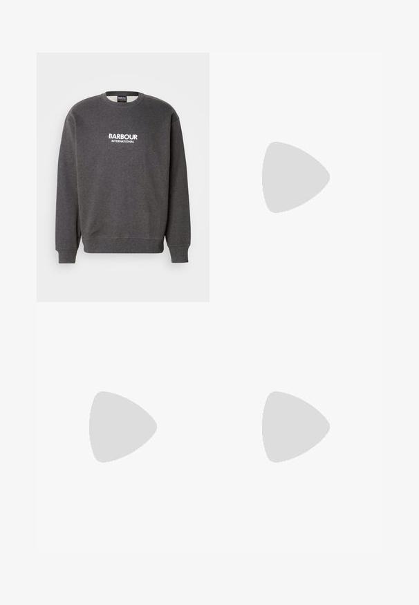 Šedá mikina s kulatým výstřihem, dlouhými rukávy a žebrovanými manžetami. Na přední straně se nachází bílé logo "BARBOUR INTERNATIONAL".; Bílý bavlněný tričko s kulatým výstřihem, krátkými rukávy a jemně embosovaným logem na hrudi. Vnitřní štítek má oranžový akcent.; Modré denimové džíny s vysokým pasem, rovnými nohavicemi a jemným vyblednutím. Mají klasický pětikusový styl a zapínání na zip.; Černé tenisky s hladkým koženým svrškem, kulatou špičkou, plochými tkaničkami, polstrovaným límcem a minimalistickým designem. Gumová podrážka s jemným vzorkem.