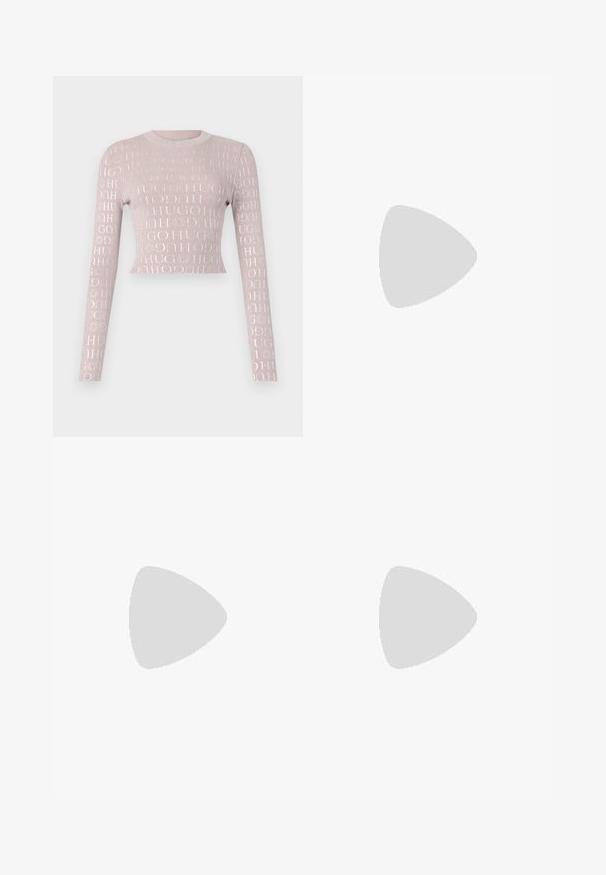 Lys rosa stripete langermet cropped genser med et gjentatt glinsende logo-mønster i hvitt. Rund hals, tettsittende silhuett.; Rosa vide dressbukser med skreddersydd design, med flat front og pent pressede folder. Glatt stoff og høy midje.; Sorte lærpumper med spiss tå og kraftig kvadratisk hæl. Glatt tekstur, enkelt design, passende for formelle anledninger.; Svart lærveske med trekantet form, en slank stropp og sølvfarget detaljer. Har glidelåslukking og preget logo på forsiden.