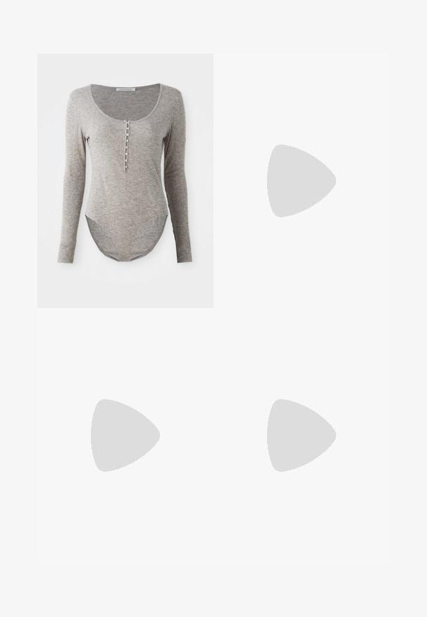 Pikad varrukad bodysuit pehmest hallist kangast, millel on ümar kaelus, nupupaneering ja kõver hem sobiva sobivuse tagamiseks.; Laia püksid tumedas hallis denimis. Omavad kõrget vööd, viit taskut ning esist nööbist sulgemist. Sile pind kerge kulumisega.; Must värviline nahk sandaal ruudukujulise varbaga, õhukeste rihmadega, kohandatava pahkluu rihmaga ja madala kandaga. Rihmal on väike kuldne aktsent.; Must musta krokodillimustriga nahast käekott, millel on struktureeritud disain, ülemine käepide, reguleeritav rihm ja silmapaistev esiküljel logo detail.