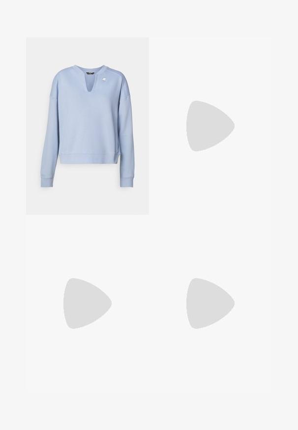 K-Way LOIZ - Melegítőfelső - blue avio; Világoskék farmernadrág, magas derékkal, slim fit szabással és bokáig érő hosszúsággal. Elülső zsebekkel, övhurkokkal és fémből készült gombos záródással rendelkezik.; Fehér lakkbőr laposcipők hegyes orral, két díszes pánttal ezüst csatokkal, és egy diszkrét barna talppal.; Barna velúrbőr táska puha tapintással, egyetlen vállpánttal és finoman ívelt felső nyitással. Nincs látható fémrész.; Ezüst karika fülbevalók sima, fényes felülettel. Lekerekített forma, könnyű kialakítással, tűs zárómechanizmussal.
