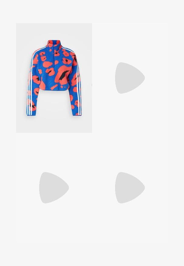 adidas Sportswear ESSENTIALS 3 STRIPES ANIMAL PRINT CROPPED QUARTER ZIP  - Fleecetröja - semi lucid blue/multicolor; Svarta, lätta utomhusbyxor med ett elastiskt midjeband, fickor på sidorna och en logotyp på övre högra benet. Slät, vattentålig tyg.; Svart och grå vandrarsko med en strukturerad yta, gummisula och tre framträdande grå ränder på sidan; har ett system för snabb snörning.; Canvas tote väska i ljusbeige med två robusta handtag, kontrasterande vit kant, och logotypen "THE NORTH FACE" i svart på framsidan.