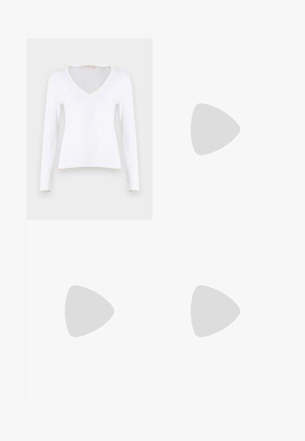 Pull blanc à manches longues et col en V avec un liseré doré le long du décolleté et des poignets. Fabriqué dans un tissu doux et extensible avec une coupe décontractée.; Shorts en denim noir taille haute, cinq poches, accessoires en métal argenté et coupe standard, présentant une texture lisse et des finitions soignées.; Mules en cuir verni noir avec un bout pointu, un design courbé et un petit talon bloc, ornés de piqûres décoratives sur le dessus.; Sac à main en cuir noir avec une forme incurvée, texture matelassée et quincaillerie dorée. Dispose d'une bandoulière amovible et d'un détail de logo.