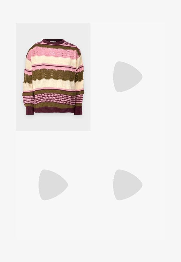 Suéter de punto con rayas horizontales en rosa, crema y verde, con texturas variadas y patrones de encaje abierto. Puños y dobladillo acanalados.; Pantalones de cuero negros con una textura suave, con un corte recto, dos bolsillos frontales y detalles de costura visibles.; Mocasines de cuero negro con tacón plano, que cuentan con un detalle decorativo de hardware dorado en la parte frontal y una textura suave.; Bolso negro con forma estructurada, textura suave y un cierre metálico. Combinado con pantalones anchos negros y sandalias de dedo en un suelo de madera.